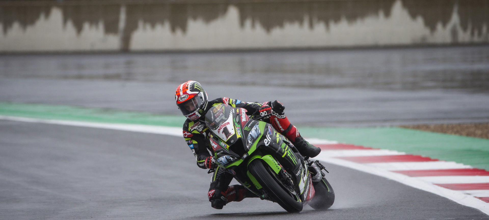 Jonathan Rea (1) in action in the wet at Magny-Cours. Photo courtesy of Kawasaki.