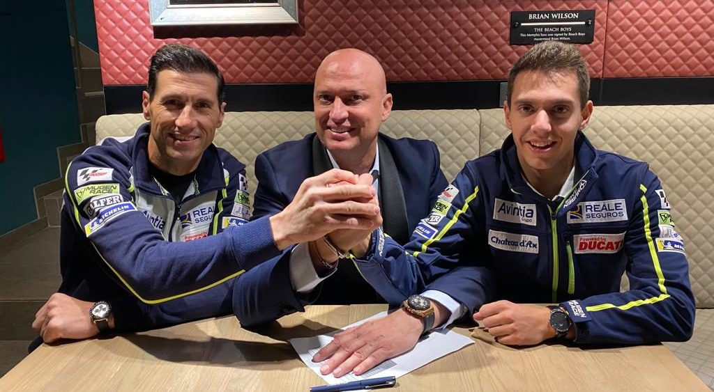 Xavier Cardelus (right) with Avintia Racing Team Manager Ruben Xaus (left) and Esponsorama CEO Raul Romero (center). Photo courtesy of Avintia Racing.