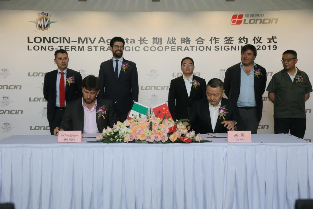 MV Agusta CEO Timur Sardarov (left) and Loncin President Yong Gao (right) signing a partnership agreement. Photo courtesy of MV Agusta.
