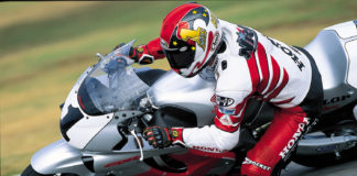Nicky Hayden (1) on his factory Honda CBR600F4 during the 2000 AMA Supersport Championship season. Photo courtesy American Honda.