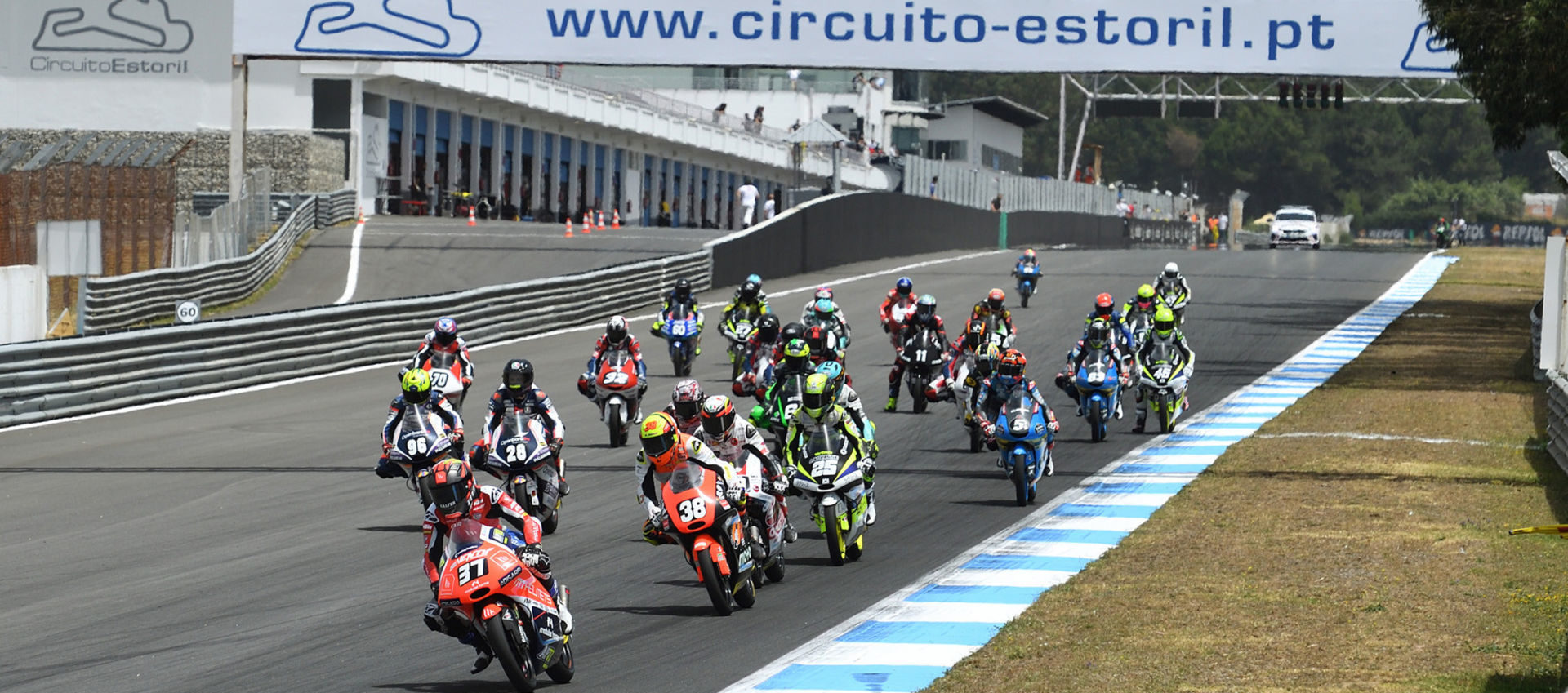 The start of the Repsol CEV Moto3 Junior World Championship race at Estoril Circuit. Photo courtesy Repsol CEV Press Office.