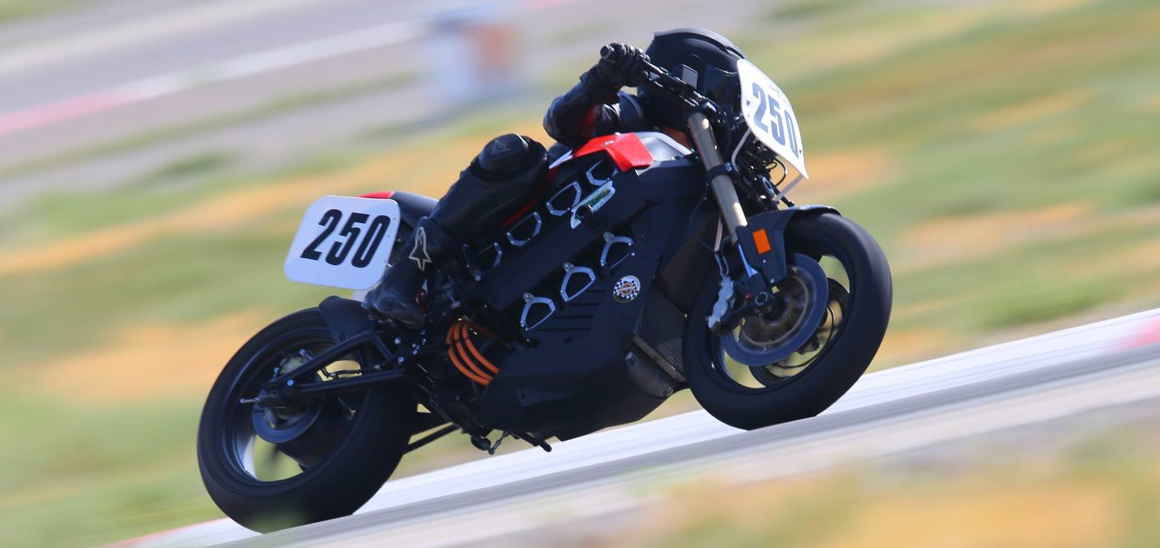 Hanni Burger (250) on an electric motorcycle at an AHRMA race. Photo by etechphoto.com, courtesy AHRMA.