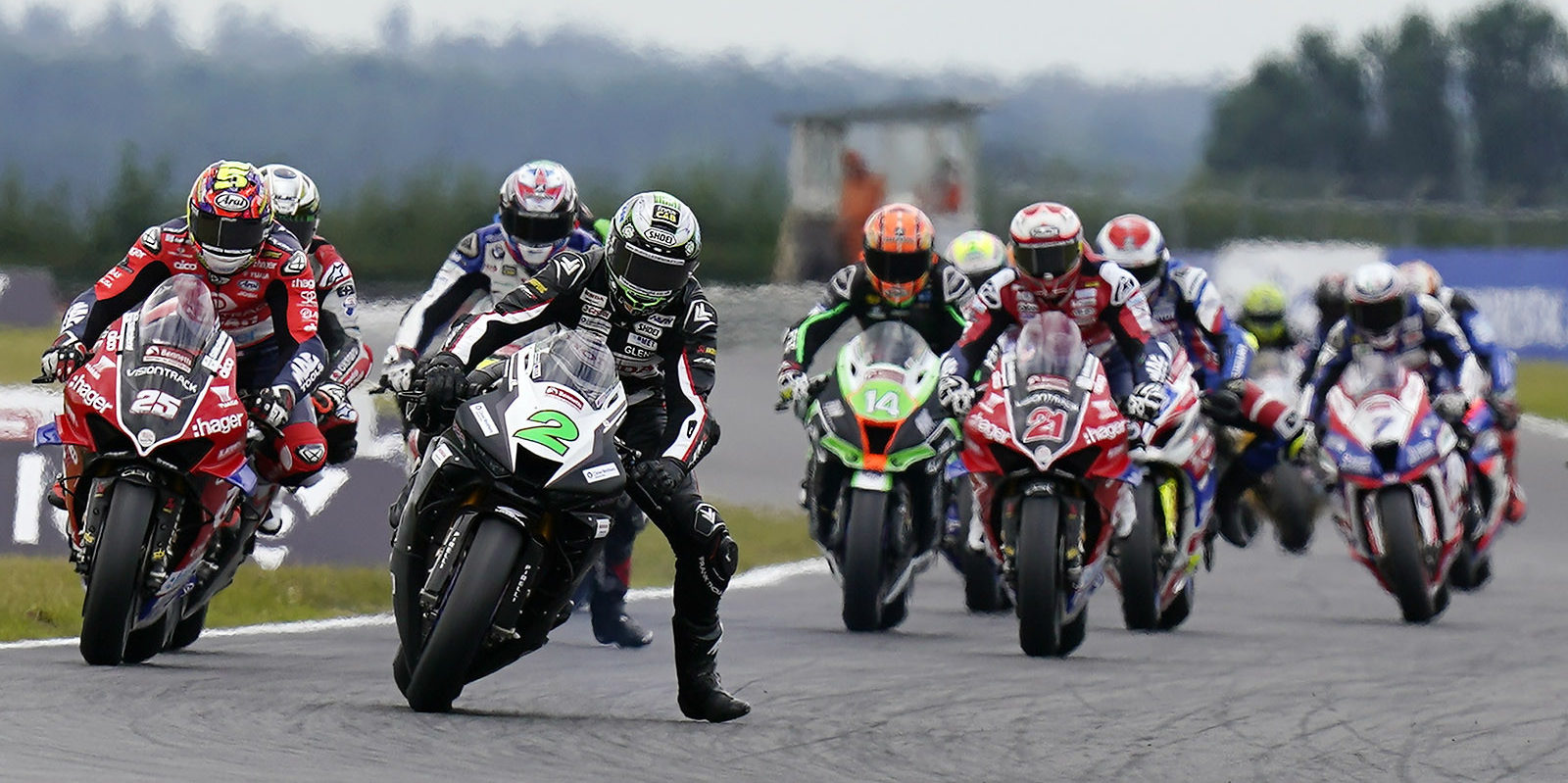 Glenn Irwin (2) leads Josh Brookes (25), Christian Iddon (21) and the rest of the British Superbike field at Snetterton. Photo courtesy MSVR.