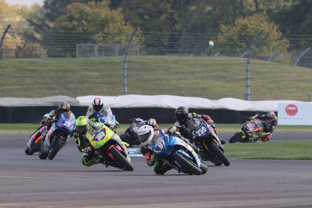 Rocco Landers (97) leads Hayden Schultz (259), Kaleb De Keyrel (51), Dominic Doyle (25), Joseph Blasius (24), and the rest of the MotoAmerica Twins Cup field. Photo by Brian J. Nelson.