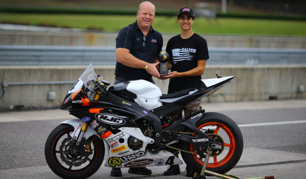 Joe Bromley (à gauche), directeur du développement du programme AMA, présente à Gabriel DaSilva (à droite) le prix Nicky Hayden AMA Road Race Horizon 2020.  Photo de Joe Hansen, avec la permission de l'AMA.