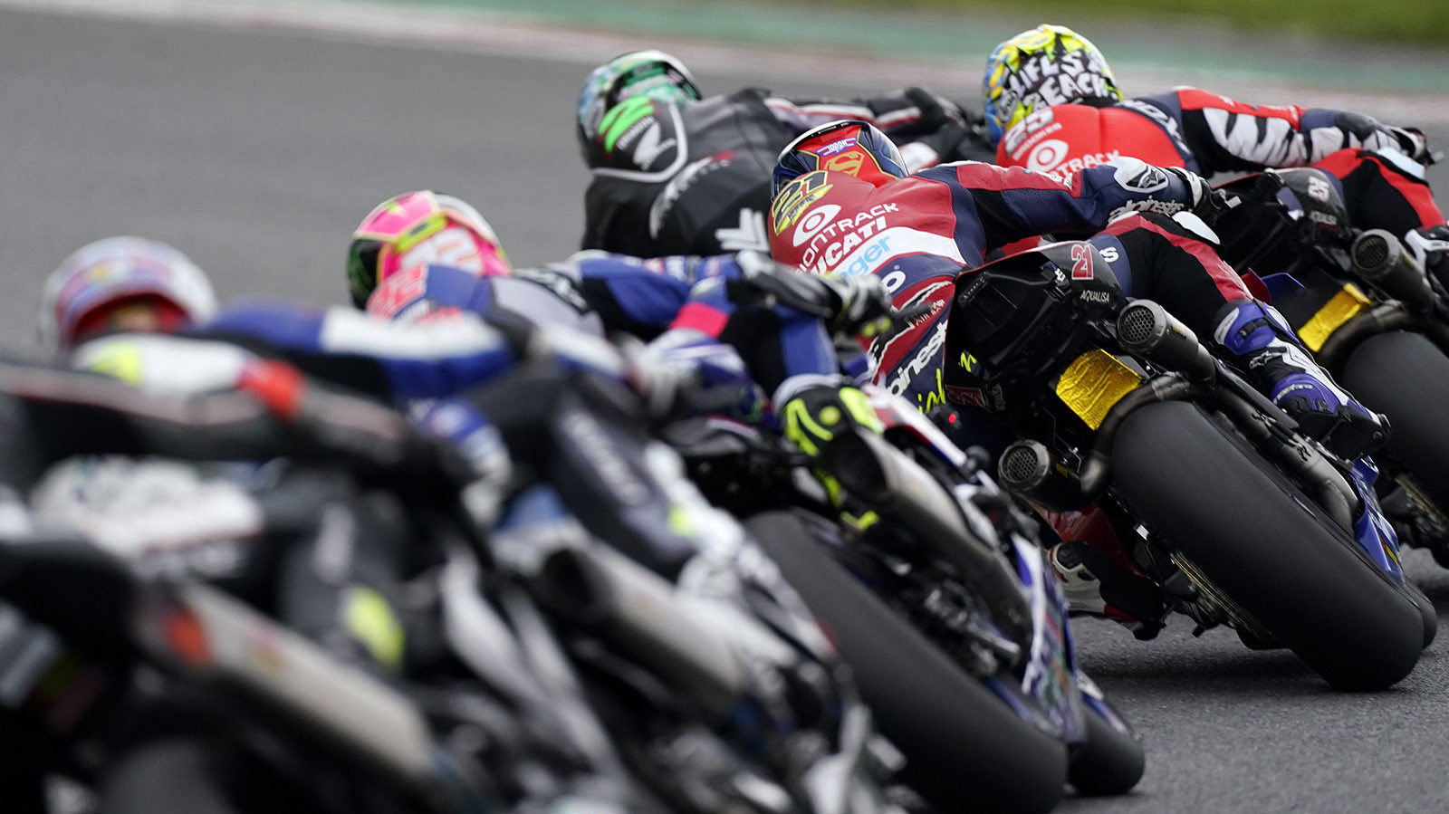 Action from British Superbike Race One at Brands Hatch. Photo courtesy MSVR.