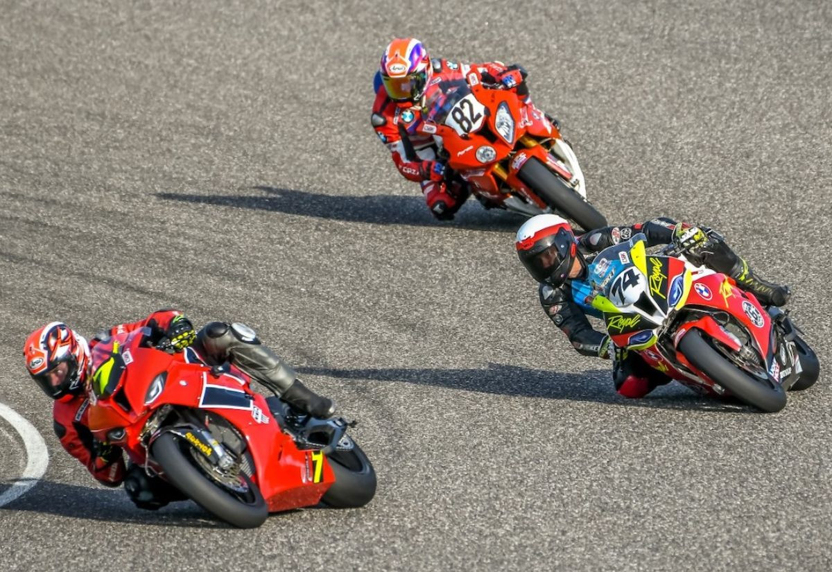 Jeff Williams (7) leads Michael Leon (74) and Samuel Guerin (82) at Calabogie Motorsports Park during the Pro 6 Cycle co-organized CSBK National in 2020. Photo by Damian Pereira, courtesy CSBK.
