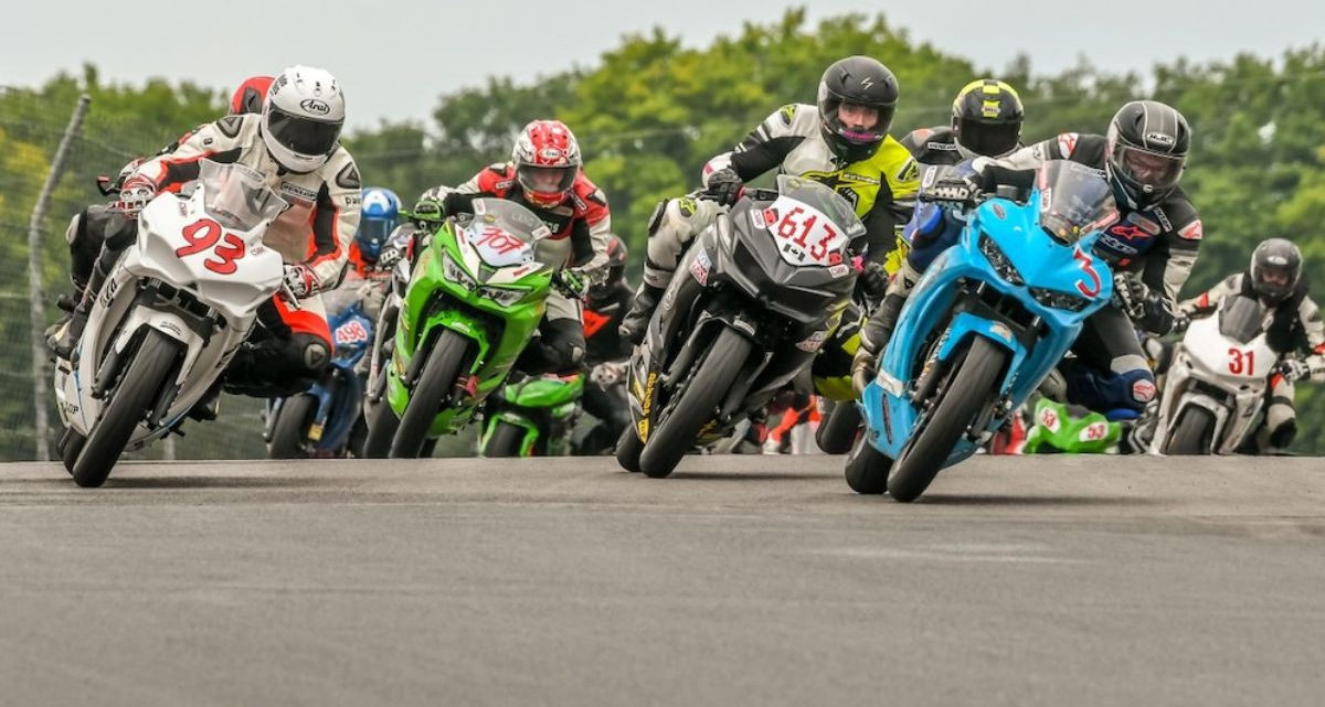 The CSBK National Amateur Lightweight Sport Bike field heads into Turn Two at Canadian Tire Motorsport Park in 2020. Photo courtesy CSBK.