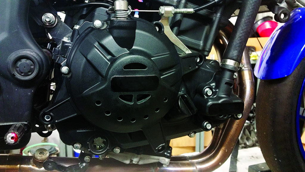 An imitation Yamaha YZF-R3 clutch and water pump cover. The company name has been removed digitally.