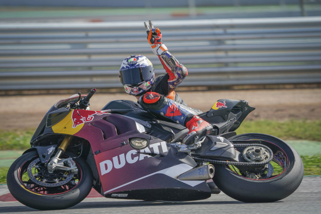 Jack Miller chevauchant une Ducati Panigale V4 R sur le circuit de Barcelona-Catalunya.  Photo gracieuseté de Dorna.