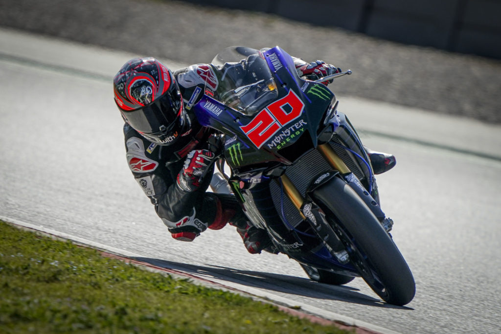 Fabio Quartararo chevauchant une Yamaha YZF-R1 sur le circuit de Barcelona-Catalunya.  Photo gracieuseté de Dorna.