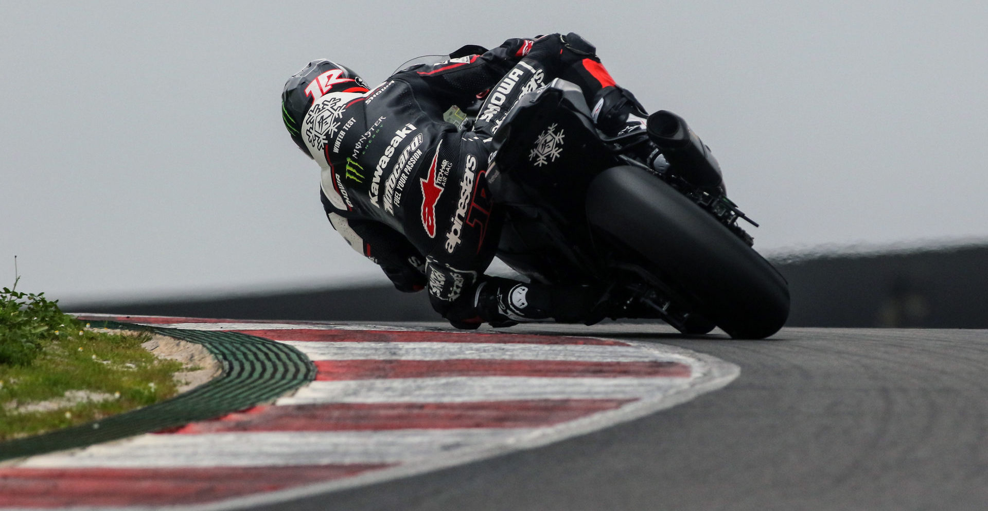 Jonathan Rea in action at Algarve International Circuit. Photo courtesy Kawasaki.