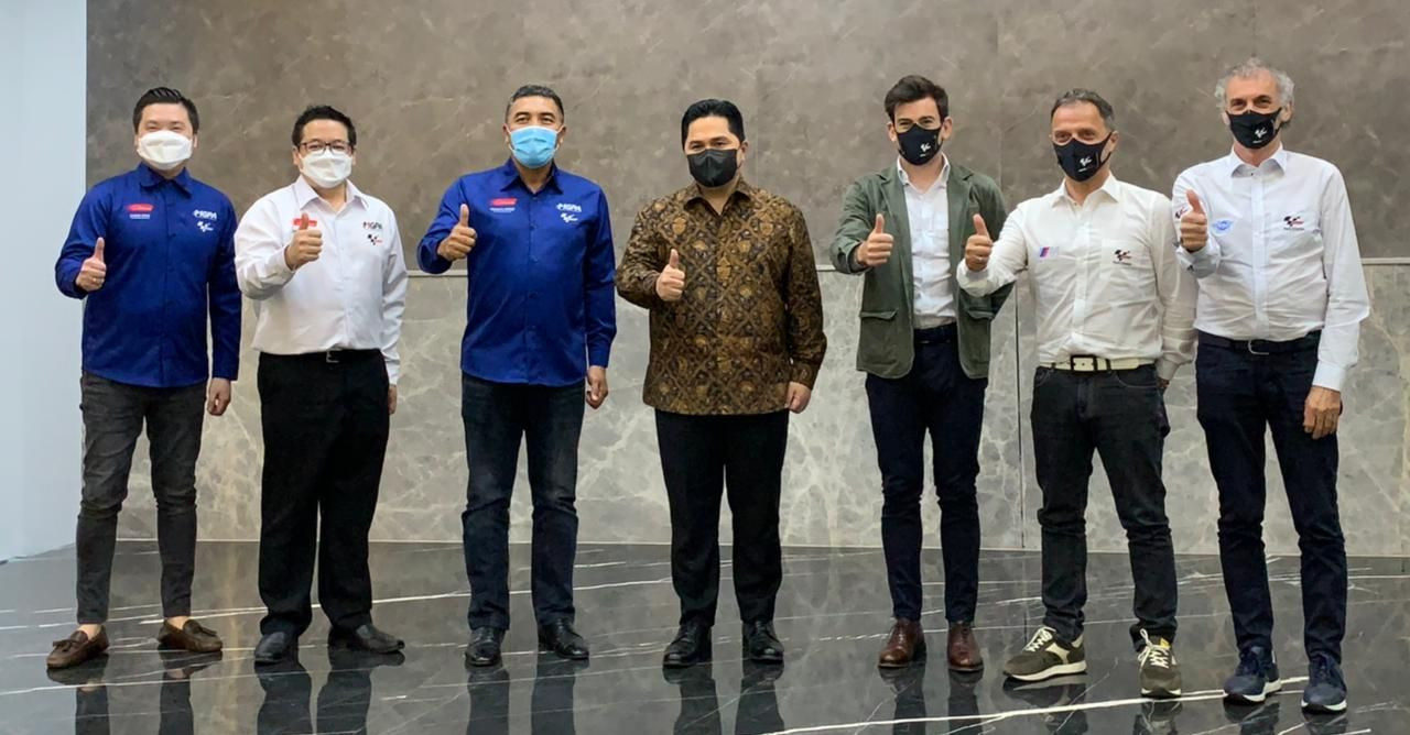 (From left) Cahyadi Wanda (Vice President Director of MGPA) Ricky Baheramsjah (CEO) Mandalika Grand Prix Association (MGPA) Abdulbar M. Mansoer (President Director ITDC) Erick Thohir (Minister of State Owned Enterprises), Carlos Ezpeleta (Dorna Sports Managing Director), Loris Capirossi (Dorna Race Direction Representative), and Franco Uncini (FIM Grand Prix Safety Officer). Photo courtesy Dorna.