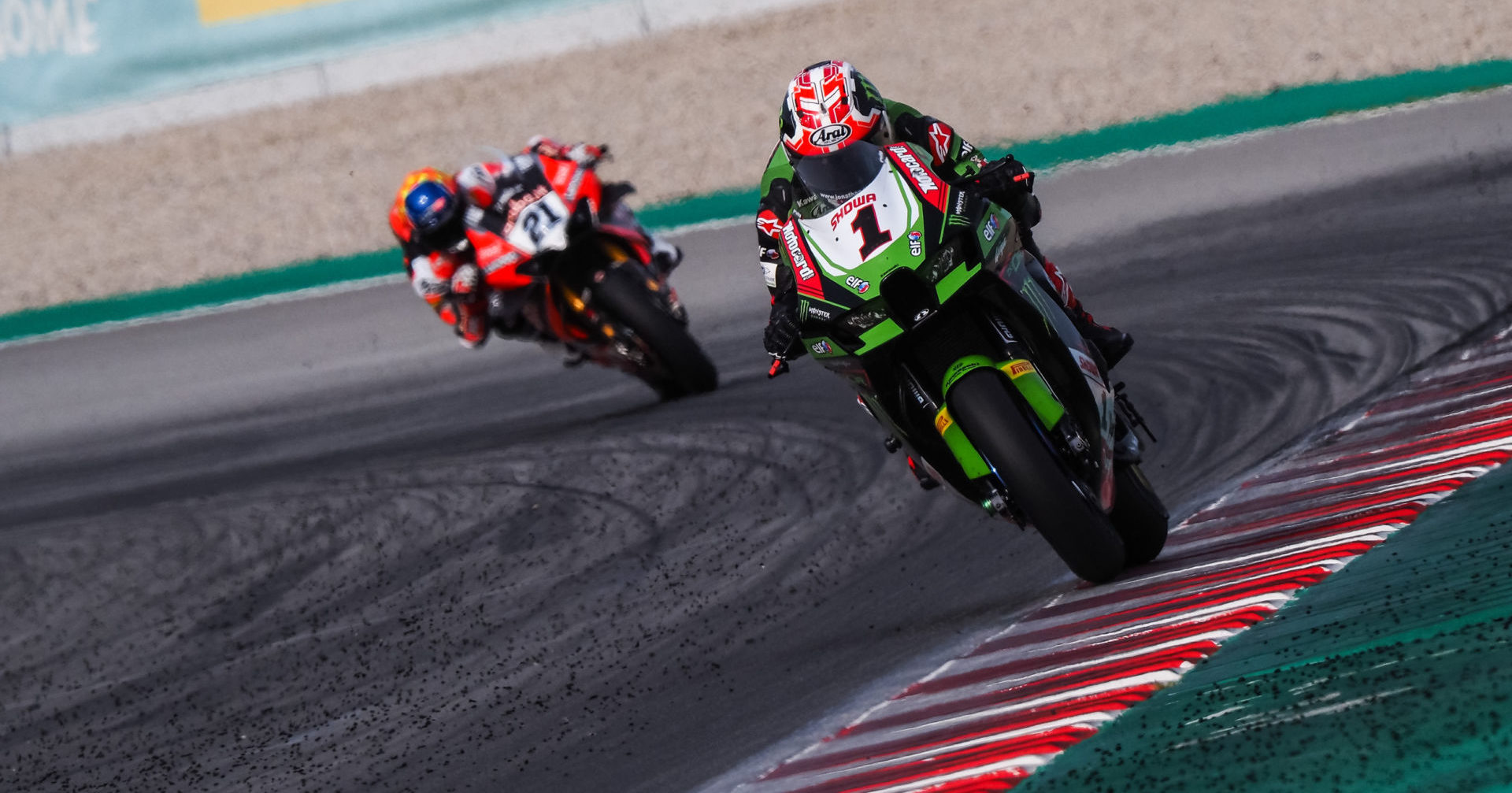 Jonathan Rea (1) leads Michael Ruben Rinaldi (21) at Catalunya. Photo courtesy Dorna WorldSBK Press Office.