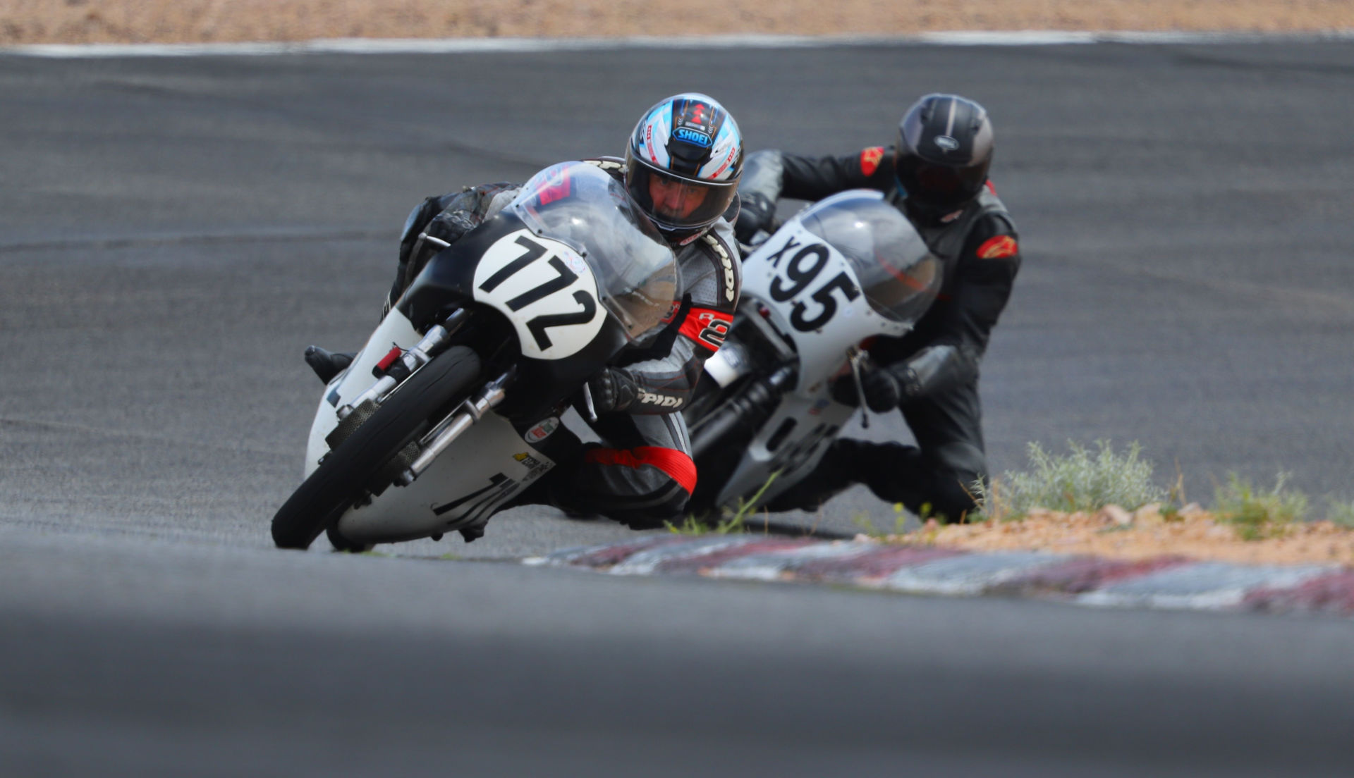 Jeff Elings (772) and Andrew Mauk (X95) battle at Willow Springs International Raceway. Photo by etechphoto.com, courtesy AHRMA.