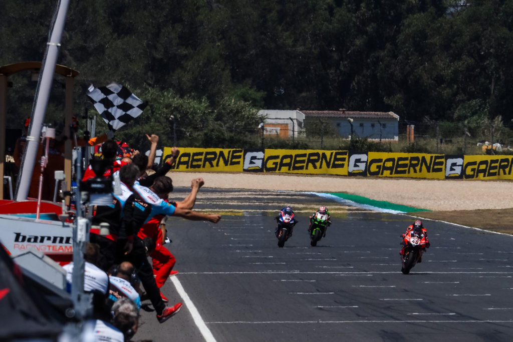 Scott Redding (45) prend le drapeau à damier devant Toprak Razgatlioglu (54) et Jonathan Rea (1) dans la première course à Estoril.  Photo gracieuseté de Dorna.