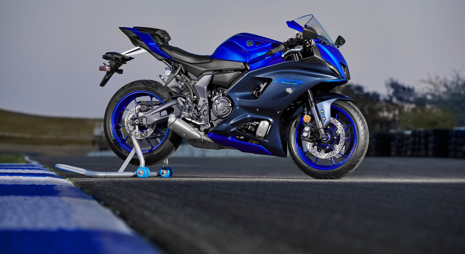 A 2022-model Yamaha YZF-R7 fitted with Bridgestone BATTLAX HYPERSPORT S22 tires. Photo courtesy Yamaha.