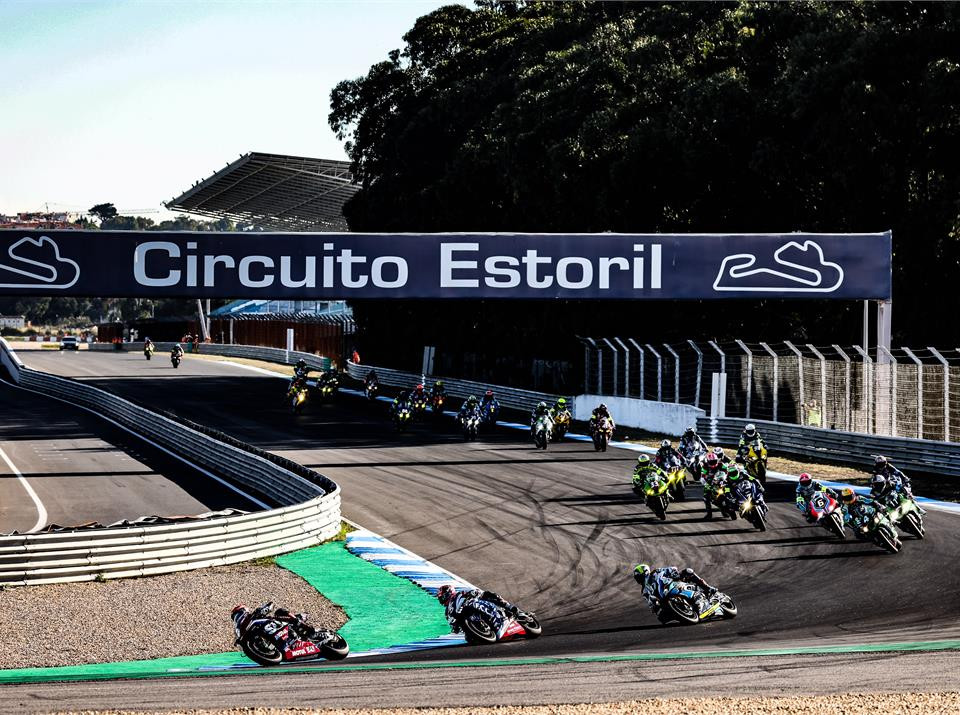 Start of the Estoril 12-Hours, with Yoshimura SERT Motul Suzuki leading F.C.C.TSR Honda France (5) and BMW Motorrad Motorsports (37). Photo courtesy Suzuki.