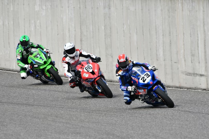 Alex Dumas (23) leads Ben Young (86) and Jordan Szoke (1) at Calabogie Motorsports Park. Photo by Damian Pereira, courtesy CSBK.