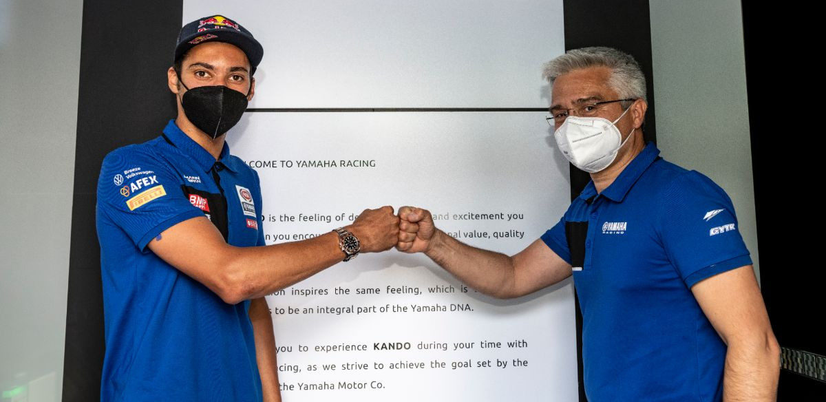 Toprak Razgatlioglu (left) and Yamaha Motor Europe Road Racing Manager Andrea Dosoli (right). Photo courtesy Yamaha.