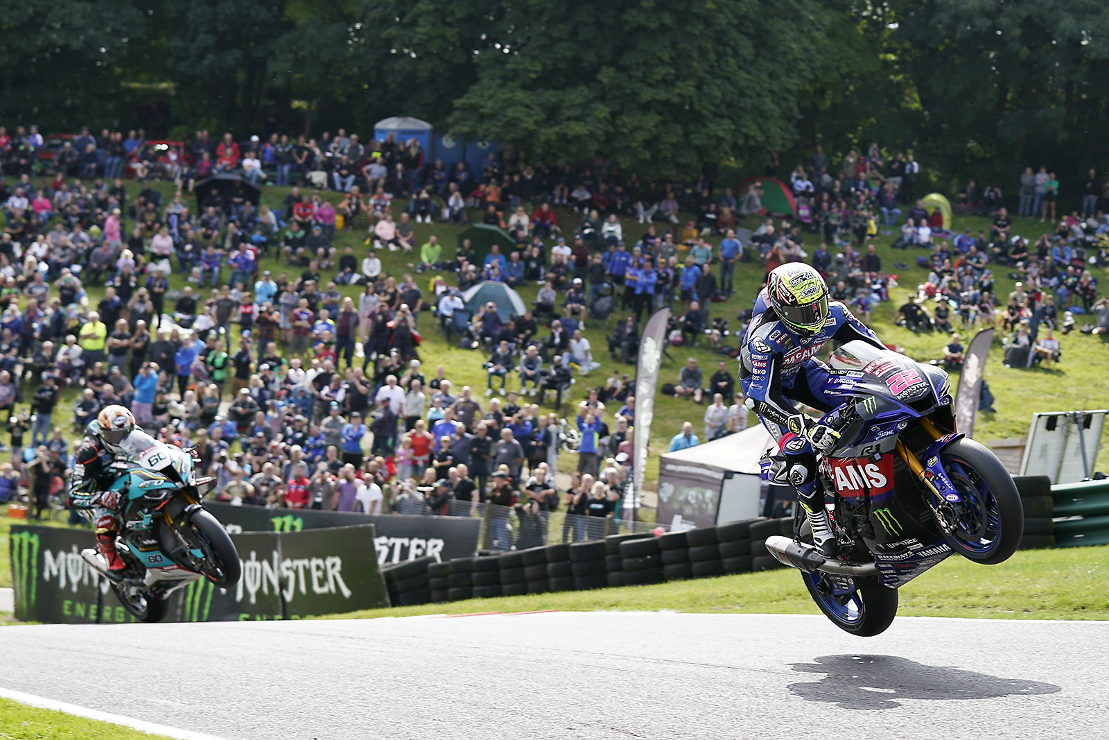 Jason O'Halloran (22) leads Peter Hickman (60) at Cadwell Park. Photo courtesy MSVR.