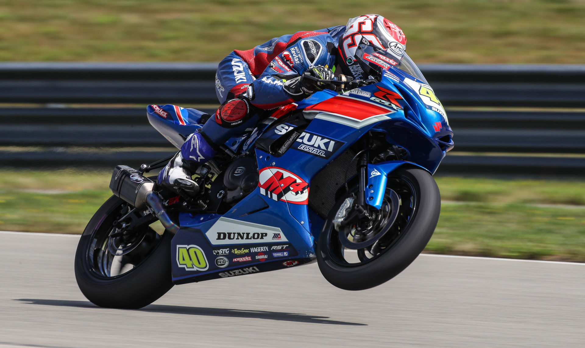 Sean Dylan Kelly (40) executed an impressive last-lap pass for the win on his Suzuki GSX-R600. Photo by Brian J. Nelson, courtesy Suzuki Motor USA, LLC.