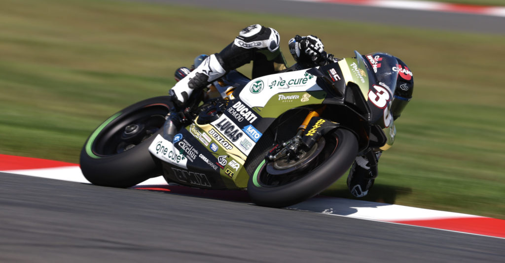 Kyle Wyman (33) dengan kecepatan di Ducati Panigale V4 R Superbike miliknya di NJMP. Foto oleh Brian J. Nelson.