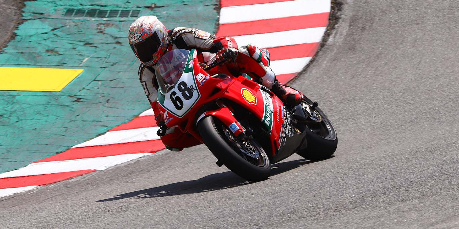 Craig Grantham (68R) in action at Laguna Seca. Photo by etechphoto.com, courtesy AHRMA.