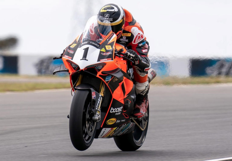 Australian Superbike: Maxwell On Pole Position At The Bend