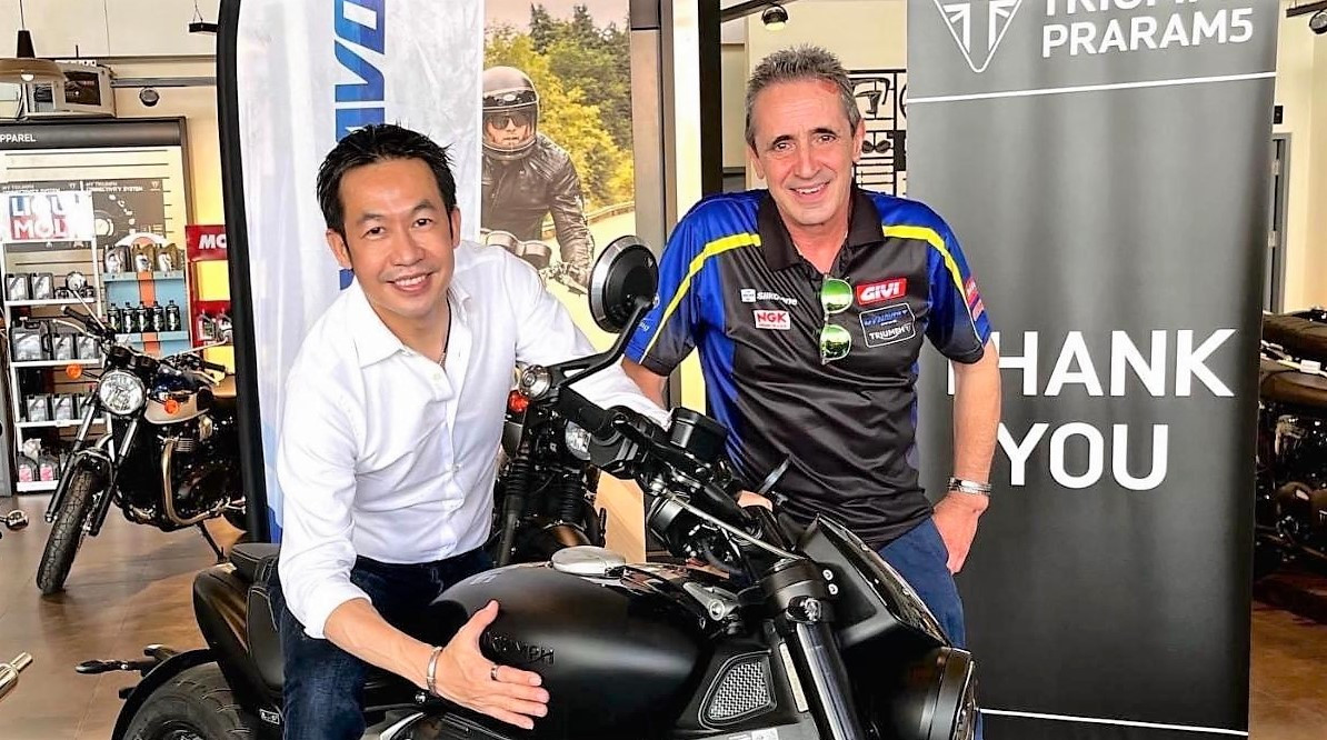 Dynavolt Triumph Team Manager Simon Buckmaster (right) with Dynavolt Tech Branding Director Nitipat Panichsakul (left). Photo courtesy Dynavolt Triumph.