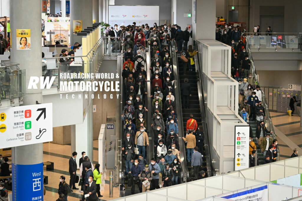 Fans stream into the main exhibit hall at the Tokyo Motorcycle Show. Photo by Kohei Hirota.