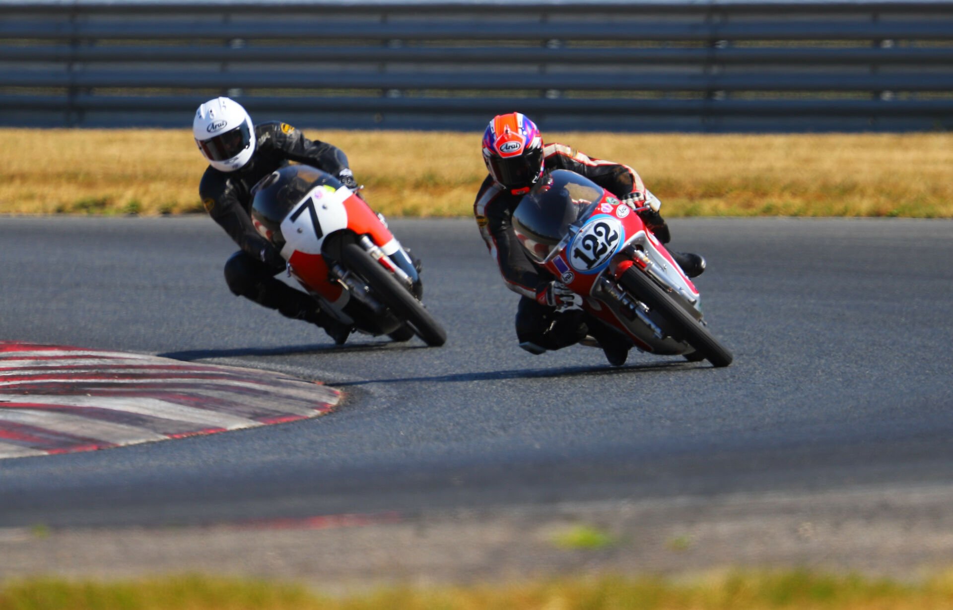 AHRMA racers Alex McLean (122) and Dave Roper (7) in action at NJMP in 2018. Photo by etechphoto.com, courtesy AHRMA.