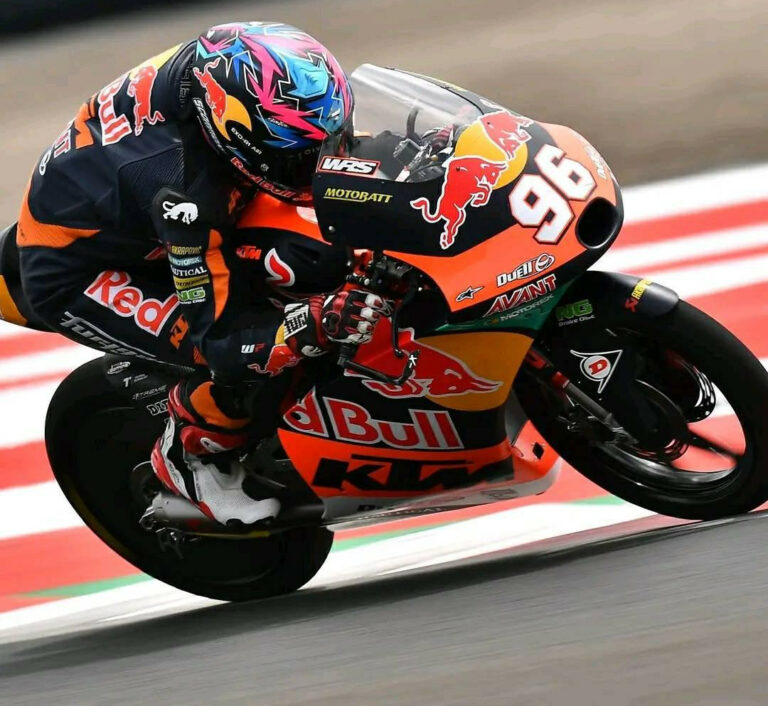 Moto3: Holgado Leads Wet FP1 In Portugal