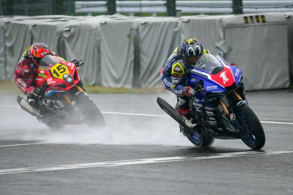 Katsuyuki Nakasuga (1) beat Kazuki Watanabe (15) by a fraction of a second in wet Race Two. Photo by Kohei Hirota.