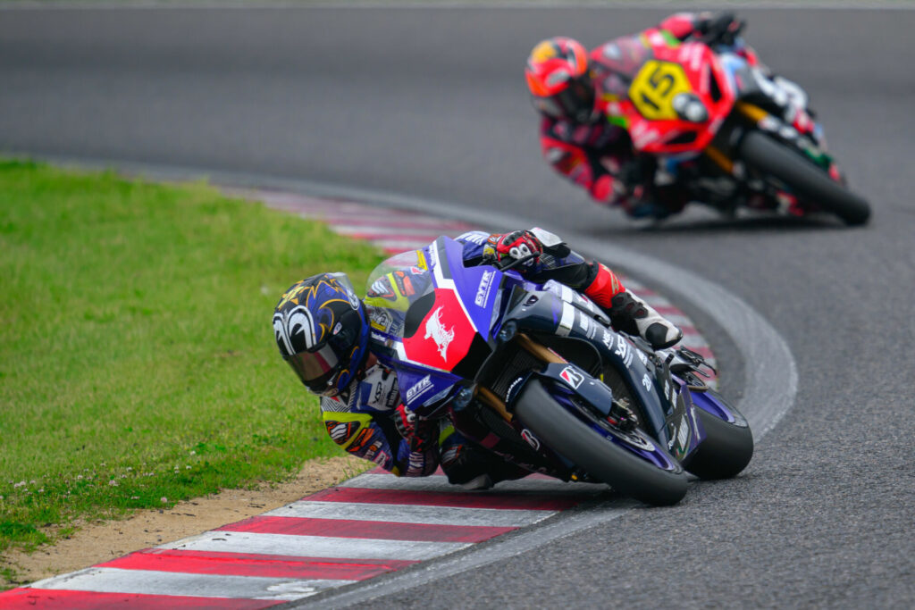 Katsuyuki Nakasuga (1) leading Kazuki Watanabe (15) during dry Race One. Photo by Kohei Hirota.