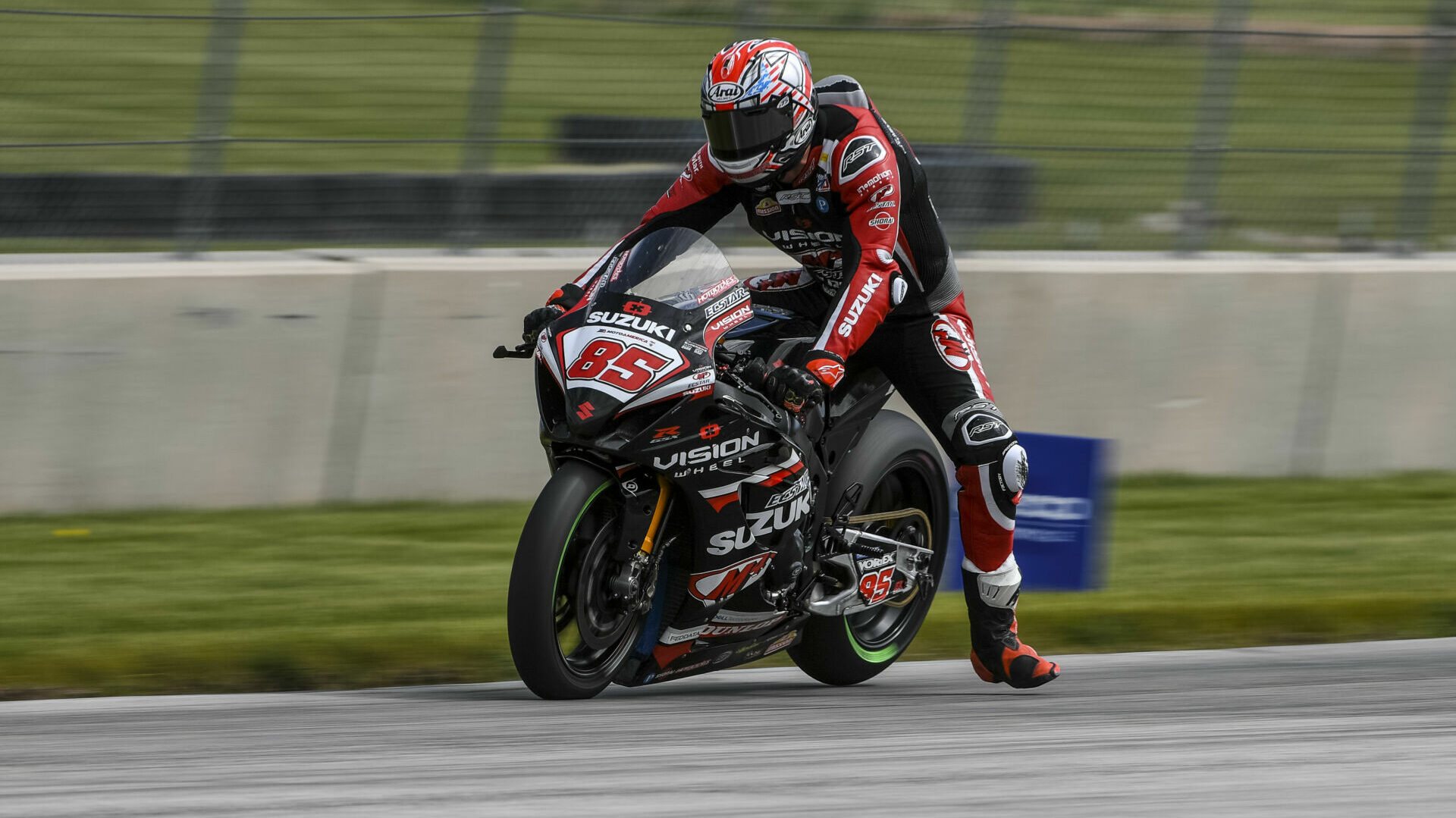 Jake Lewis (85) at speed on his Vision Wheel M4 ECSTAR Suzuki GSX-R1000R. Photo courtesy Team Suzuki Press Office.