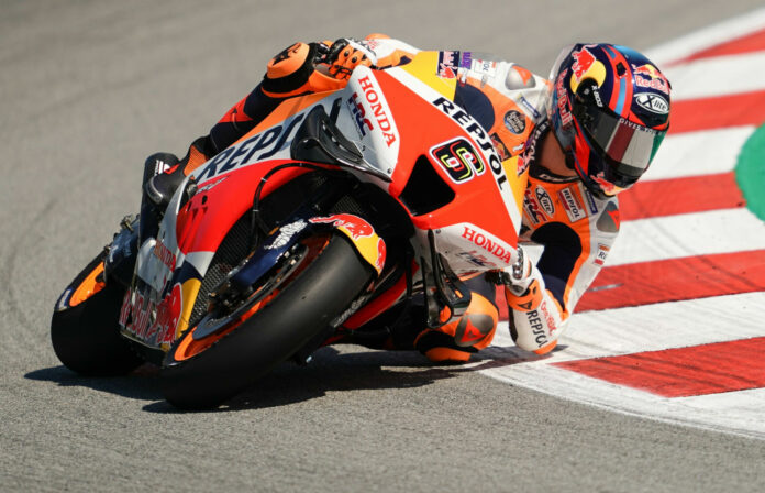 Stefan Bradl (6) at speed in Catalunya. Photo courtesy Repsol Honda.
