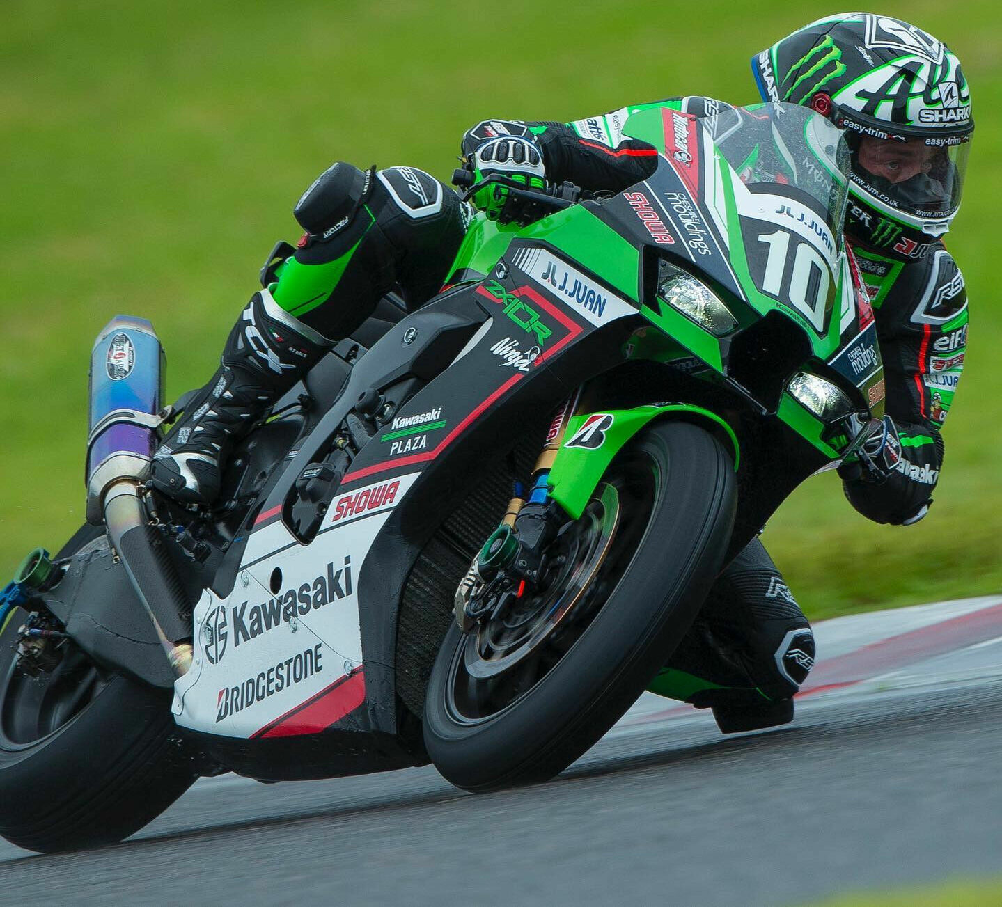 Alex Lowes (10) at speed during testing at Suzuka. Photo courtesy Kawasaki.