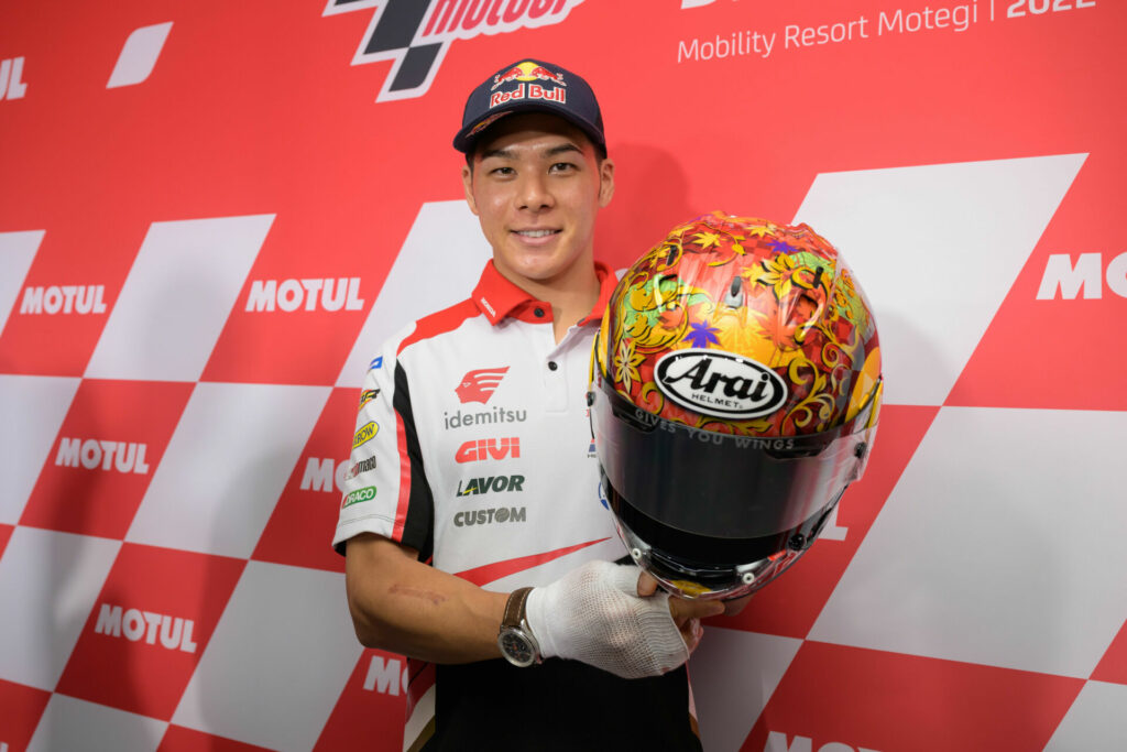 Takaaki Nakagami shows the special helmet paint job he had done for his home race at Motegi. Photo by Kohei Hirota.