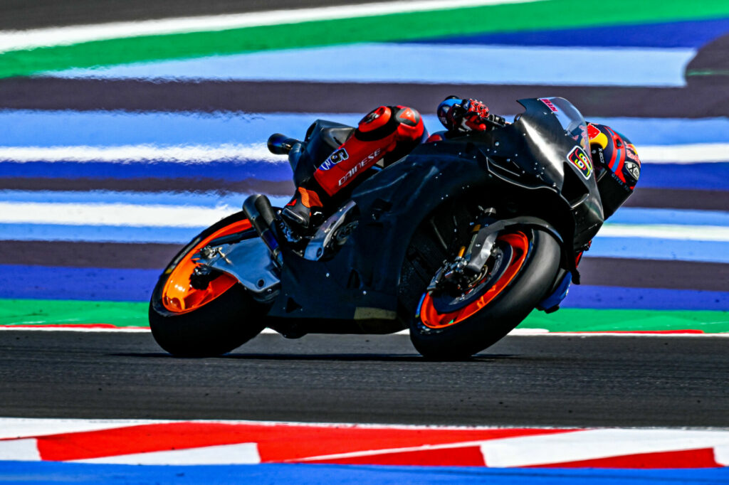 Stefan Bradl (6) was seen testing a new Kalex-made swingarm. Photo courtesy Dorna.