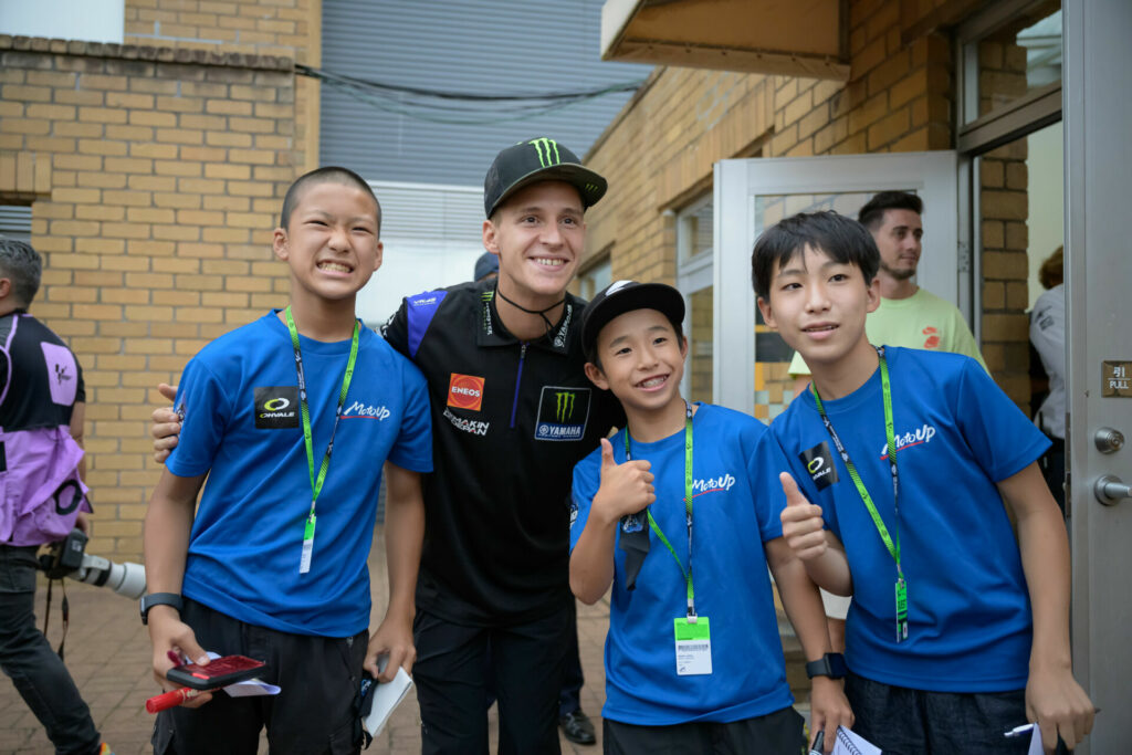 Fabio Quartararo poses with some Japan MiniGP racers. Photo by Kohei Hirota.