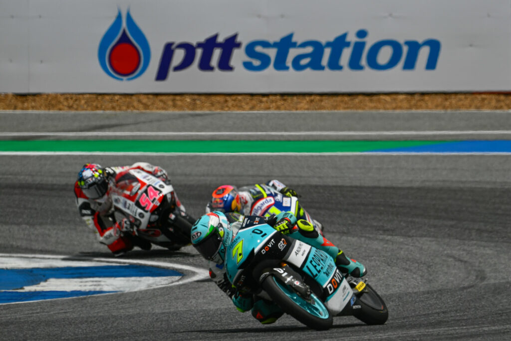 Dennis Foggia (7), Ayumu Sasaki (71) et Riccardo Rossi (54) se disputent la tête en Thaïlande.  Photo avec l'aimable autorisation de Dorna.