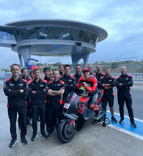 Lorenzo Savadori and the Aprilia test team at Jerez. Photo courtesy Aprilia.