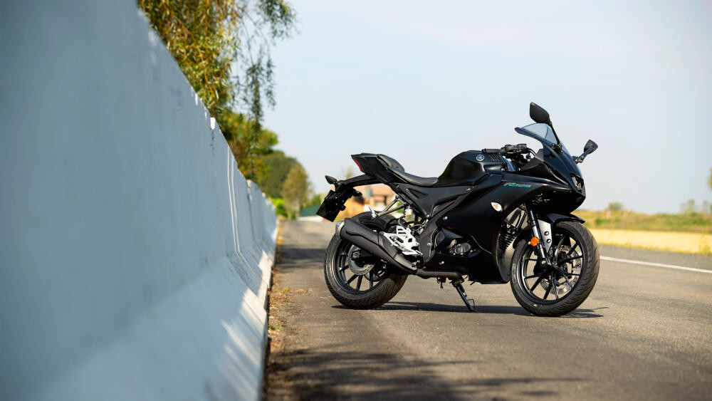 A 2023-model Yamaha R125 at rest. Photo courtesy Yamaha Motor Europe.