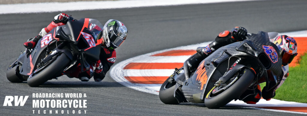 El nuevo piloto de fábrica de KTM, Jack Miller (43), lidera al nuevo piloto de LCR Honda, Alex Rins (42), mientras se adaptan a su nueva máquina en Valencia.  Miller terminó el día 17, enjuague 20.  Foto de Michael Goggis.