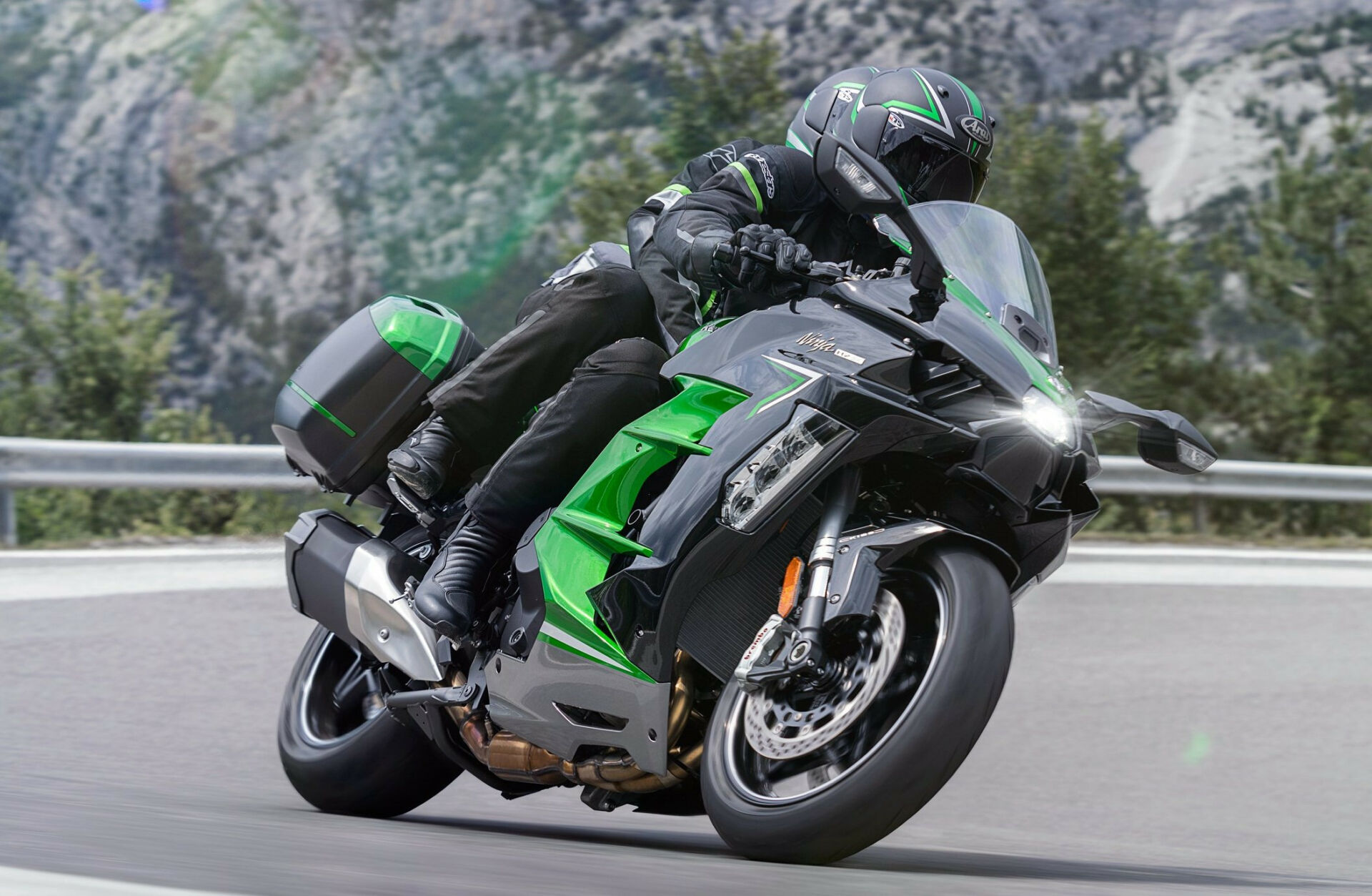 A 2023-model Kawasaki H2 SX SE sport tourer. Photo courtesy Kawasaki.