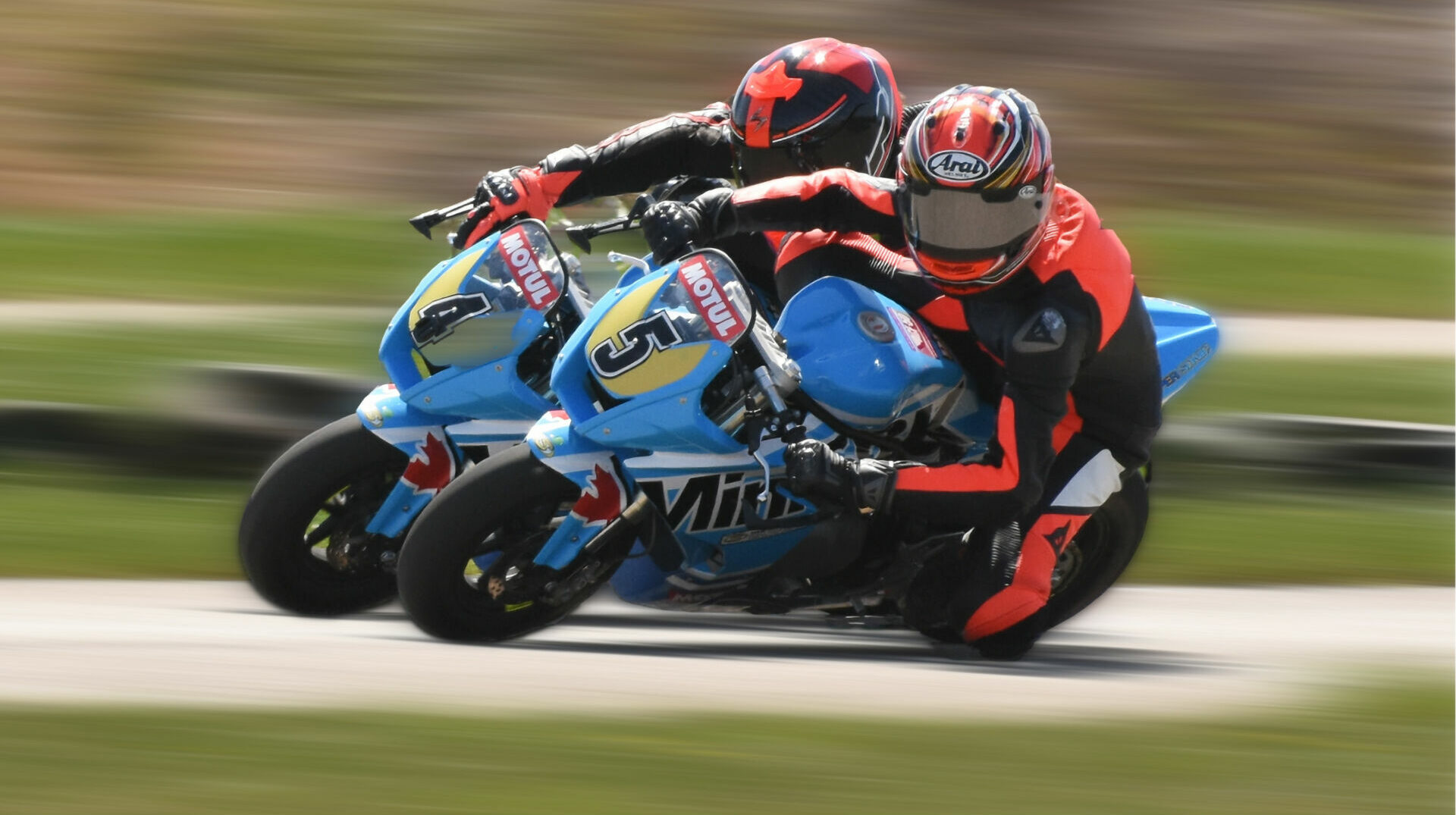 2022 MiniGP Motul Ohvale Cup frontrunner Ben Hardwick (5) and eventual Champion Vincent Lalande (4) during a race at Lombardy Raceway in 2022. Photo: courtesy of CSBK.