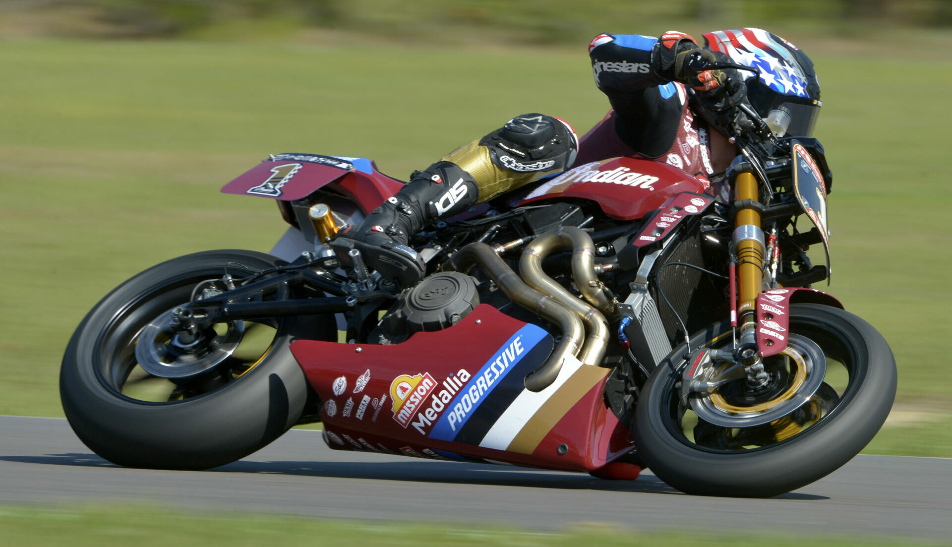 Defending Champion Tyler O'Hara (1) on his Indian FTR 1200 Super Hooligan racebike. Photo by Lisa Theobald.