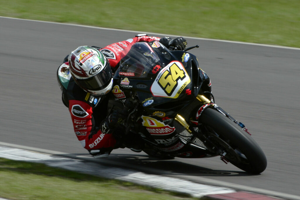 Richie Escalante (54) at speed on his Vision Wheel M4 ECSTAR Suzuki GSX-R750. Photo by Lisa Theobald.