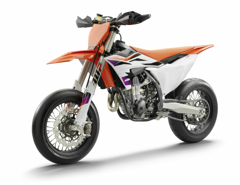 The left-front view of a 2024 KTM 450 SMR. Photo by Fotografie Mitterbauer, courtesy KTM.